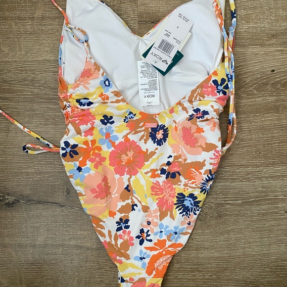 One piece Roxy bathing suit - Picture 10 of 11